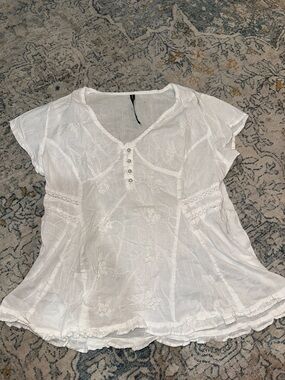 White Embroidered Short Sleeve V-Neck Women's Top with Pearl Button Detail sz S